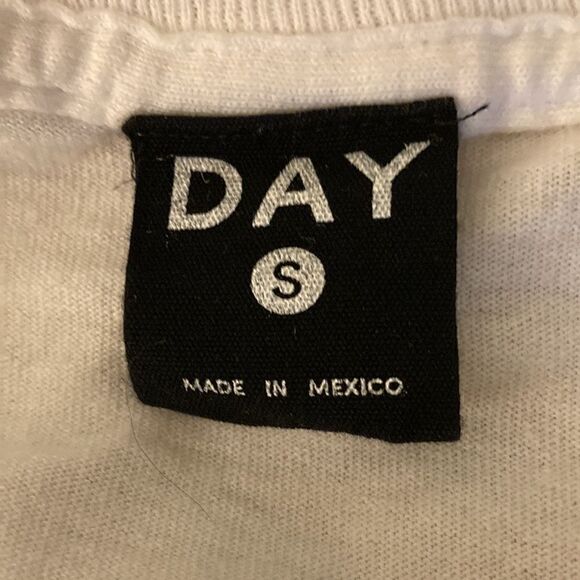 Rolling Stones Cropped Long Sleeve White Cotton T Shirt With Red Graphic. - Picture 5 of 6